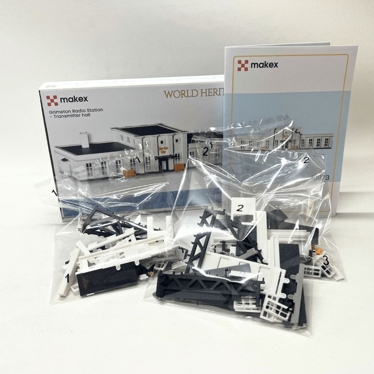 MAKEX World Heritage Grimeton Sändarsal – Klickbar Byggsats Skala 1:200 – 14+ år – Set 10373 - Makex AB
